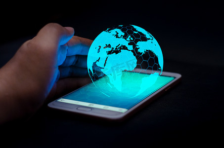 internet摄影照片_智能手机和全球连接 不常见的通信世界 Internet 商人通过电话在 Internet 中进行通信。