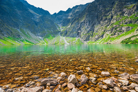 高塔特拉山和 Czarny Staw 湖