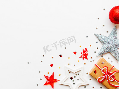圣诞和新年装饰背景-闪亮的星星、球、雪花、心形、五彩纸屑。