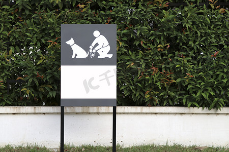 排泄摄影照片_标志表示宠物在村区排便时的清洁度。
