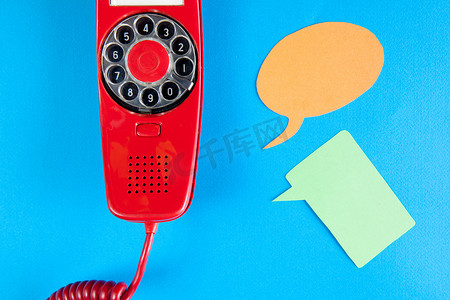 复古红色电话和语音气球