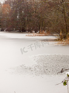 结冰在冬天湖水表面在国家之外 12 月 n