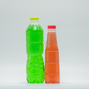 创意瓶中摄影照片_白色背景现代塑料包装中的两瓶软饮料