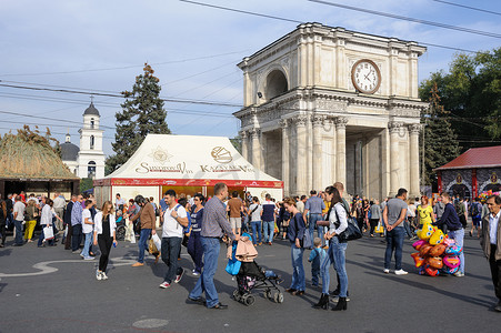 摩尔多瓦共和国基希讷乌-2016 年 10 月 1 日：在首都中央广场庆祝全国葡萄酒日
