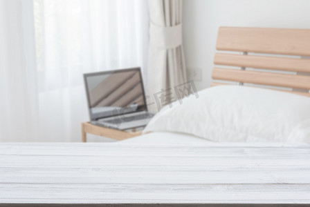 现代白色卧室中带电脑笔记本的白色木桌