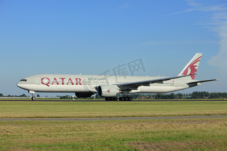 荷兰阿姆斯特丹-2016 年 8 月 18 日：卡塔尔航空公司波音 777 A7-BAY