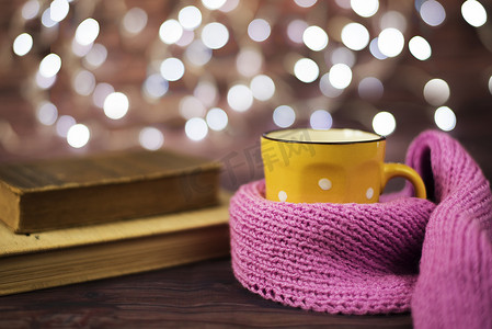 热茶、热巧克力、黄色杯子里的咖啡，裹着粉色针织围巾。
