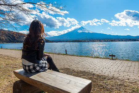 在日本河口湖望向富士山的女人。