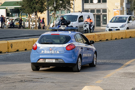 部队摄影照片_那不勒斯，意大利警察部队汽车巡逻。