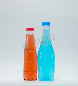 白色背景中两瓶现代设计的软饮料