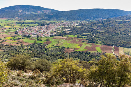 有房子的风景村庄在希腊的谷