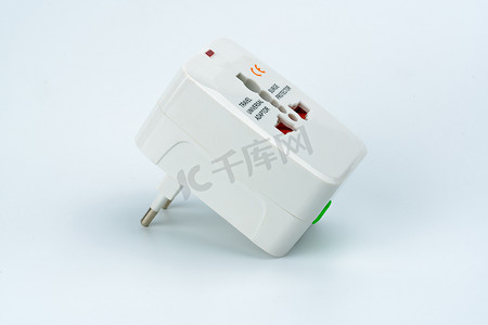 通用电气摄影照片_用于在白色背景下隔离的世界各地旅行的通用插头适配器。