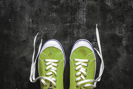 深色 c 上未系鞋带的蓝青绿绿松石色运动鞋