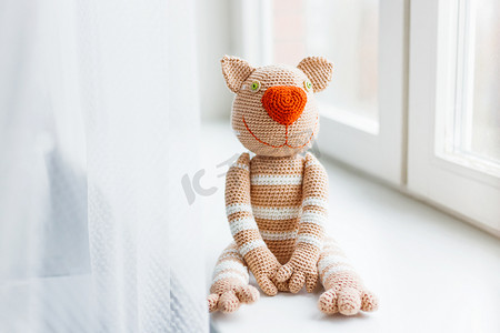 手工编织玩具猫。