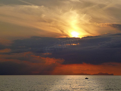 与红色天空和云彩的壮观的日落在 Menor 海