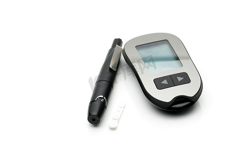 血糖仪器摄影照片_用于测量血糖水平的医疗设备，带有带复制空间的白色背景上的采血笔装置。