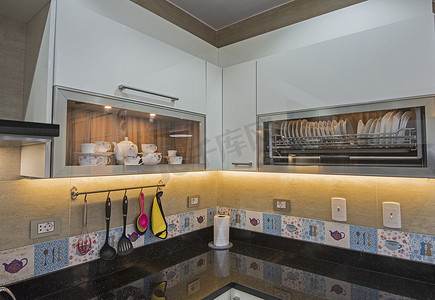 豪华公寓的现代厨房设计