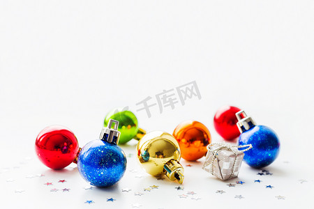圣诞节和新年背景与圣诞树的五颜六色的装饰球。