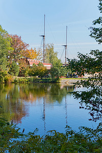 一艘带桅杆的旧船点缀着公园。