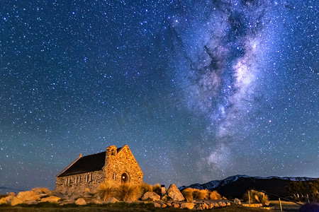 新西兰特卡波湖好牧羊人教堂上空的银河