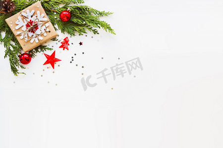 圣诞节和新年背景与金钟柏分支、 装饰品和礼物包裹在牛皮纸与雪花。