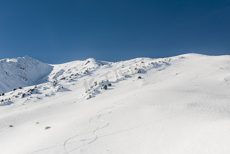 雪道摄影照片_1 月 2 日，加利福尼亚州猛犸湖的山坡上有滑雪道