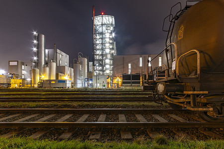 铁路进出原材料的工业区夜景
