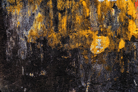 旧垃圾和黄色彩绘混凝土墙背景。