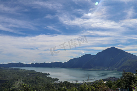 巴图尔摄影照片_巴图尔湖位于印度尼西亚巴厘岛阿邦山下的巴杜尔火山口。