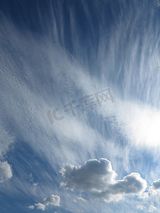 一帆风顺摄影照片_天空中被风吹过的云彩