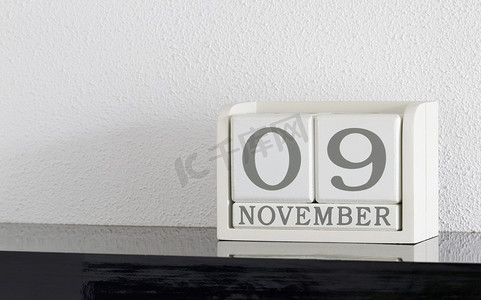 9块9摄影照片_白色块日历当前日期为 9 月和 11 月