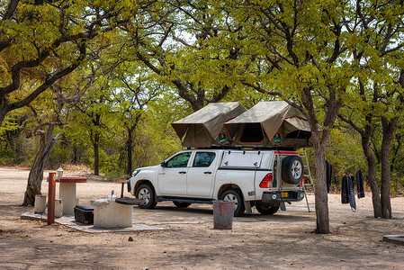 帐篷位于埃托沙国家公园营地一辆四轮驱动皮卡车的车顶