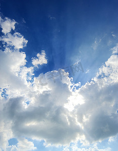 太阳与云彩摄影照片_与云彩和太阳的蓝天。