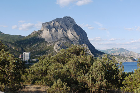 与海岸附近的岩石山。