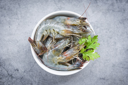 用于烹饪海鲜的白碗鲜虾 — 生虾 pra