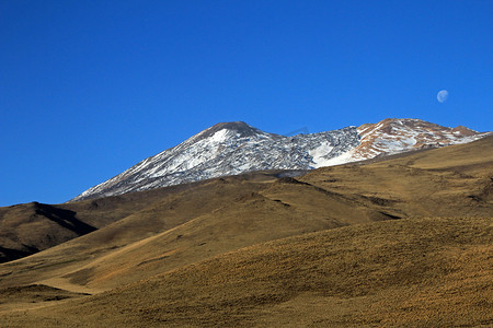 白雪覆盖的特罗门火山，满月，阿根廷