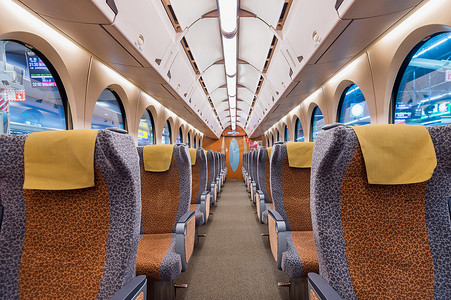空座位的火车内部。