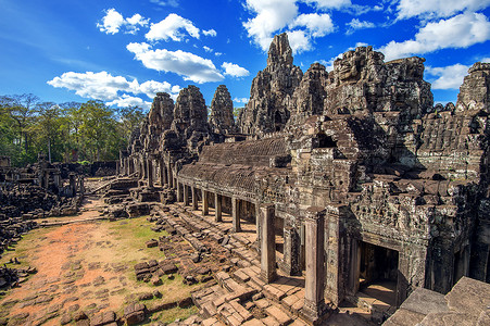 有巨型石面孔的巴戎寺，吴哥窟，暹粒，柬埔寨。