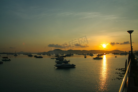 港口日出摄影照片_查龙港的日出，旅游船的主要港口