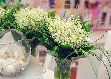 婚礼桌上美丽的百合谷花束
