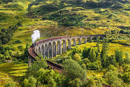 苏格兰格伦芬南铁路高架桥和蒸汽火车