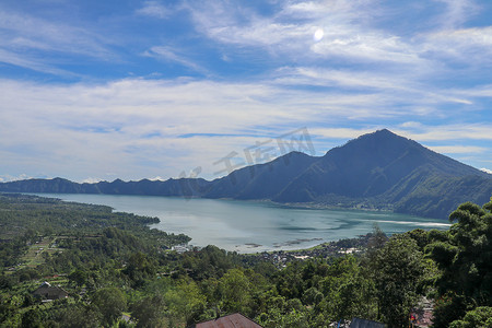 巴图尔摄影照片_印度尼西亚巴厘岛阿邦山下巴图尔火山火山口的高山湖泊。