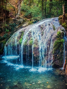 池塘瀑布摄影照片_来自山沟的瀑布