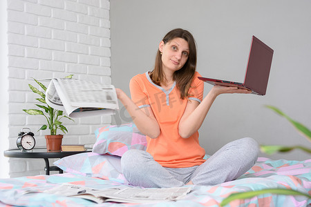 这个女孩在报纸的帮助下或在互联网上的笔记本电脑的帮助下都找不到工作