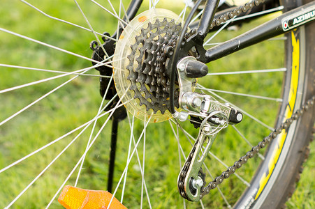 带织针、踏板和链条的自行车车轮。