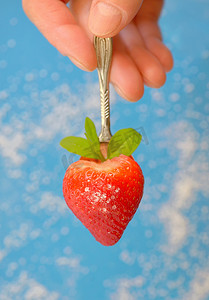 草莓丁摄影照片_勺子里的心形草莓