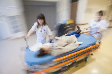 急救医院护士推垃圾病人