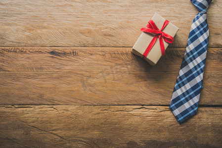 父亲节礼物创意 - 领带和礼品盒放在