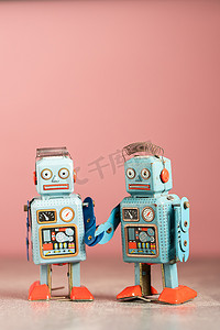 粉红色背景中的老式机器人锡玩具