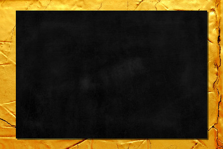金墙纹理背景上的黑板。